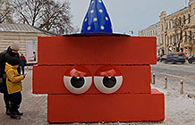 乌克兰混凝土制造商有爱创意 路障变圣诞卡通形象