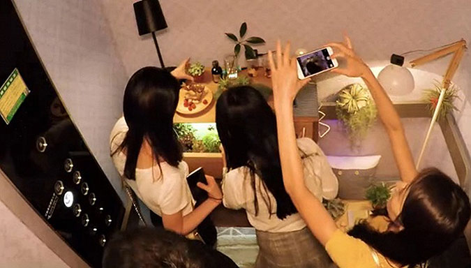 网易严选“承包”了一间电梯打广告
