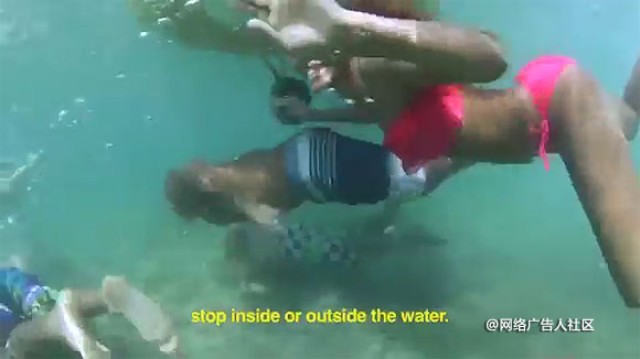 在水下办Party,顺便把广告给做了