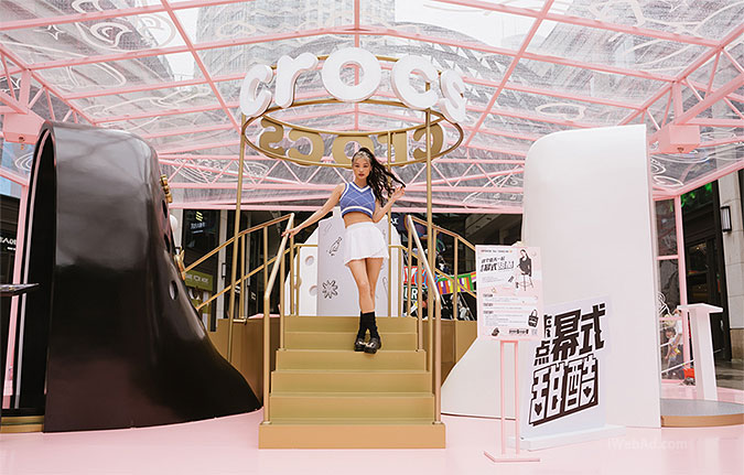 Crocs与杨幂联名合作上海太古汇装置