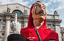 西班牙Netflix纸钞屋营销活动 红帽小偷雕像