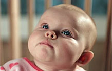 帮宝适录制了一段婴儿拉粑粑的表情