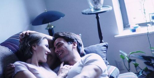 在沙发亲热,自动推送避孕套广告