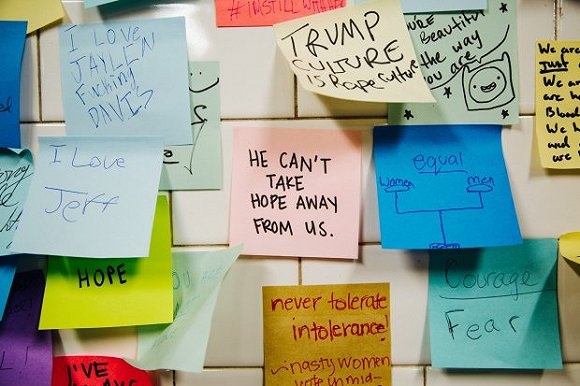 我们忙着丢书 而纽约地铁早已被便利贴包围