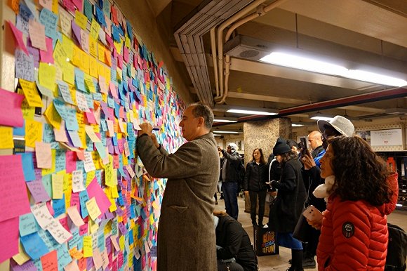 我们忙着丢书 而纽约地铁早已被便利贴包围
