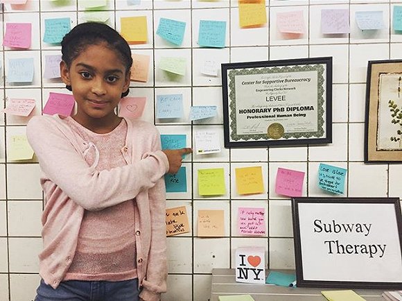 我们忙着丢书 而纽约地铁早已被便利贴包围