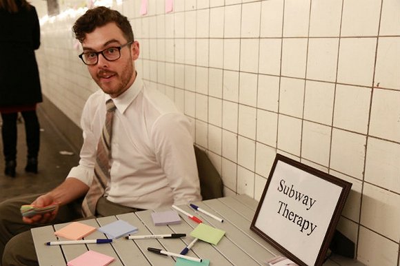 我们忙着丢书 而纽约地铁早已被便利贴包围