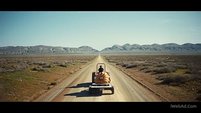 苹果iPhone14两则广告 宣传续航和碰撞检测