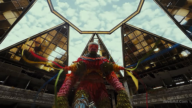 苹果iPhone14墨西哥亡灵节宣传活动 摔跤手对决皮纳塔