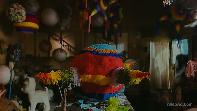 苹果iPhone14墨西哥亡灵节宣传活动 摔跤手对决皮纳塔